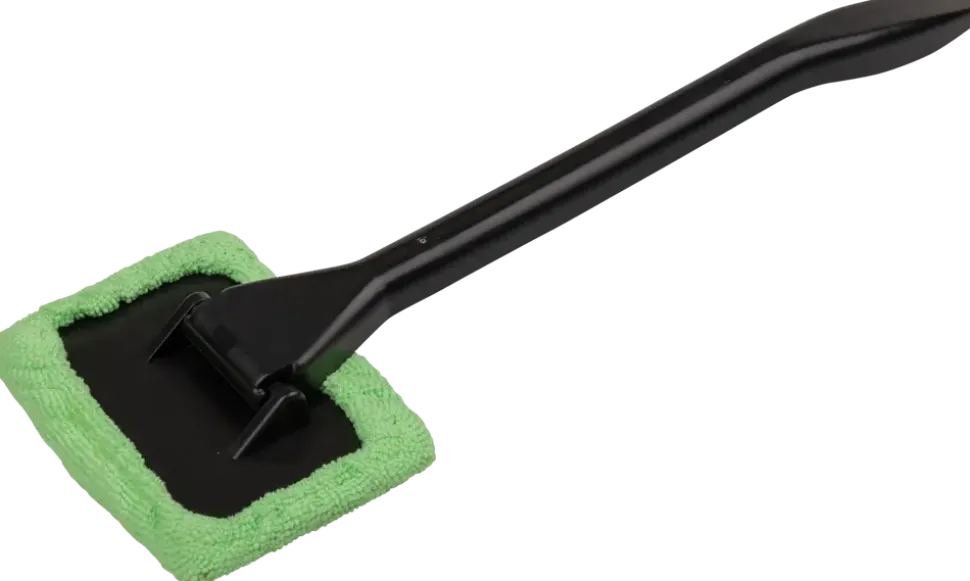 Fönsterrengöring med mikrofiberduk
